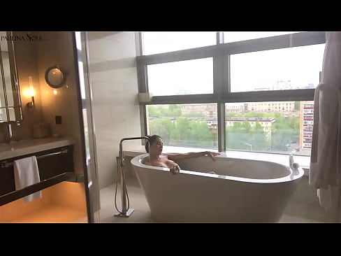 ❤️ Milžiniškas kūdikis aistringai masturbuoja savo putę vonios kambaryje ❌ Seks video prie mūsų ❌️❤