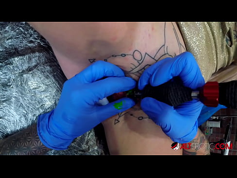 ❤️ Itin tatuiruota karšta Sully Savage gavo tatuiruotę ant savo klitorio ❌ Seks video prie mūsų ❌️❤